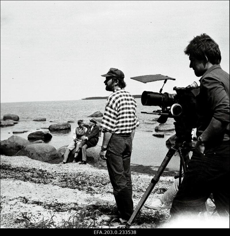 Tallinnfilmi mängufilm "Doktor Stockmann". Esiplaanil keskel operaator-lavastaja Ago Ruus, tagaplaanil vestlevad Toomas Stockmanni osatäitja Lembit Ulfsak ja Aslakseni osatäitja Heino Mandri.