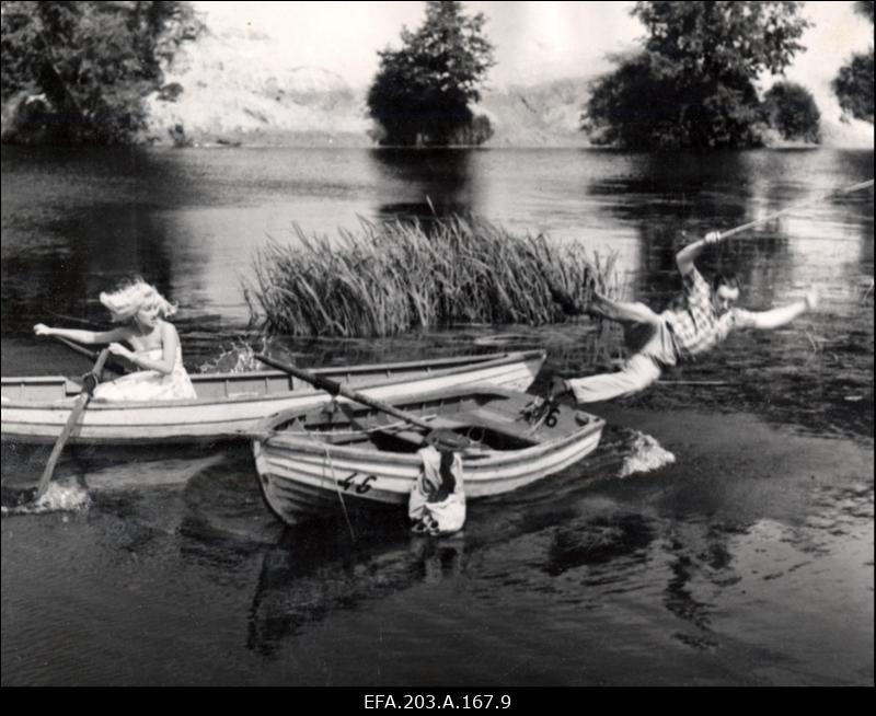 Näitlejad A. Ader (vasakul) ja G. Ots filmistuudio Tallinnfilm mängufilmis Juhuslik kohtumine.