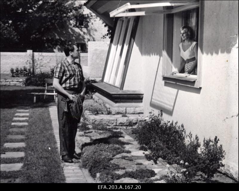 Kaader filmistuudio Tallinnfilm mängufilmist Juhuslik kohtumine. Laigo -G. Ots (vasakul) ja Maia - M. Jurassova.