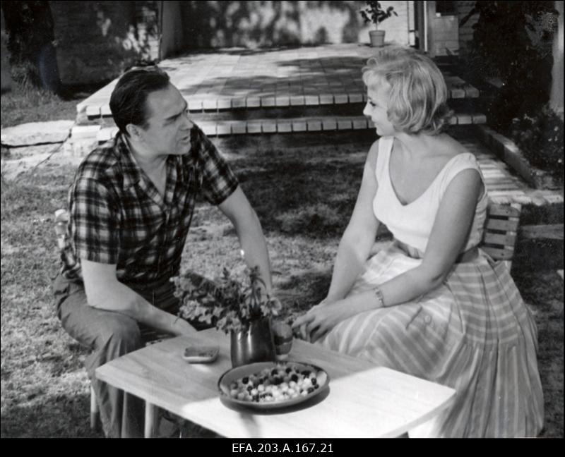 Kaader filmistuudio Tallinnfilm mängufilmist Juhuslik kohtumine. Laigo -G. Ots (vasakul) ja Maia - M. Jurassova.