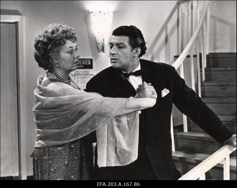 Kaader filmistuudio Tallinnfilm mängufilmist Juhuslik kohtumine. Paremal näitleja E. Baskin Richardi osas.