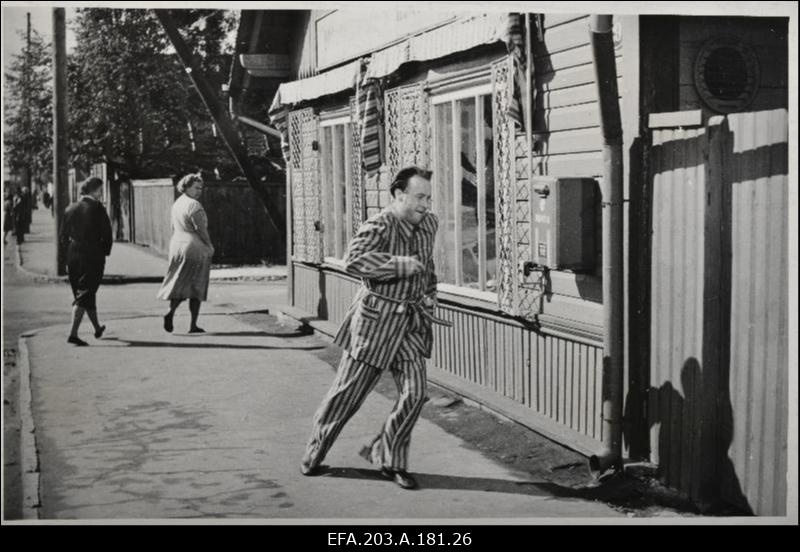 A. Eskola isa osas filmistuudio Tallinnfilm mängufilmis Mehed jäävad koju.
