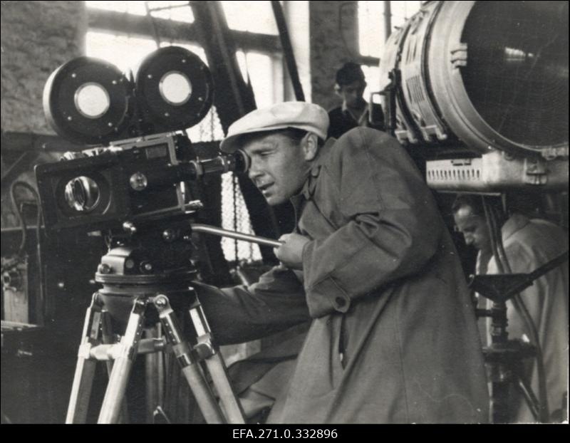 Filmioperaator Semjon Školnikov filmimas stuudio Tallinnfilm mängufilmi "Jahid merel".