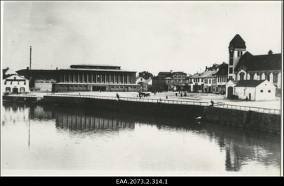 Vaade Tartu Turuhoonele ja tuletõrjemajale Emajõe ääres  similar photo