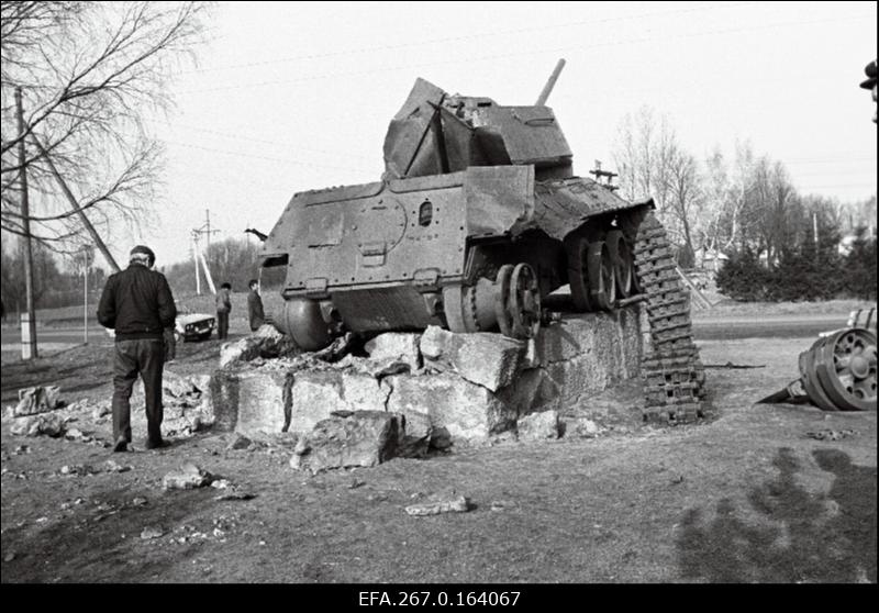 Lõhutud  tank-monument Valga linna piiril.