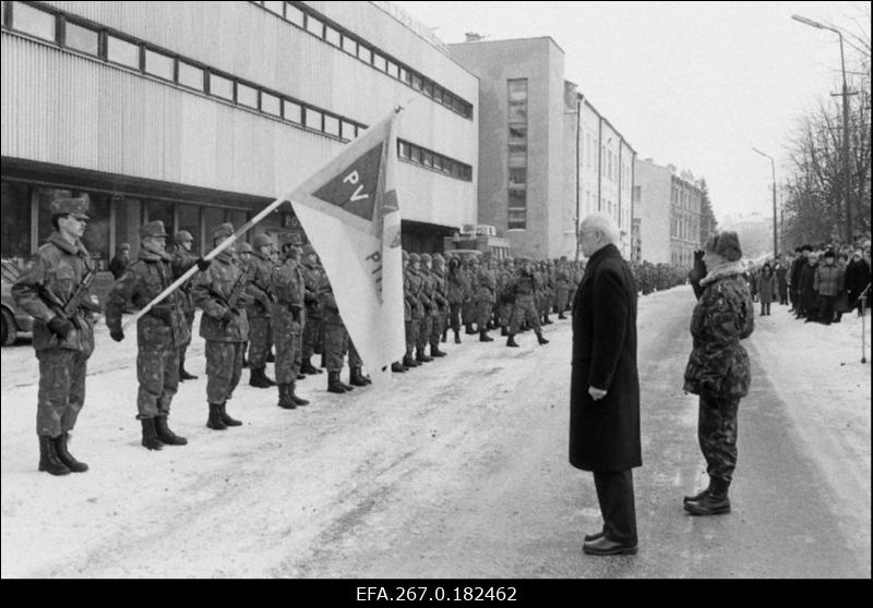 President Lennart Meri tervitab sõjaväeparaadi eel piirivalveüksust Paju lahingu 75. aastapäeva puhul.