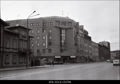 Vastvalminud hoone Narva maantee ja Kreutzwaldi tänava nurgal.  duplicate photo