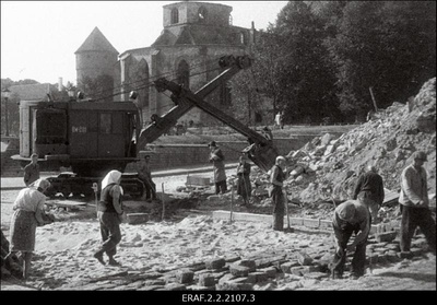 Vabariikliku Parteikooli õpilased Tallinna taastamas, ekskavaator Harju ja Niguliste tänava nurgal  similar photo
