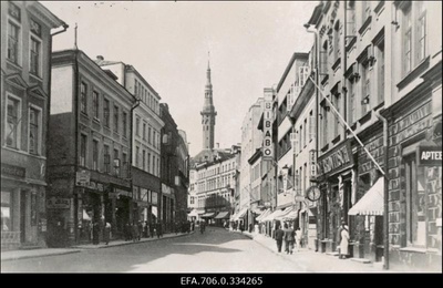 Vaade Viru tänavale. Esiplaanil kellaäri Zenith ja kino Bi-Ba-Bo.Tagaplaanil Raekoja torn.  duplicate photo