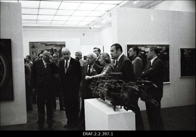 EKP Keskkomitee büroo liikmed Kunstihoones.[Aasta ülevaatenäitust] tutvustab kunstiteadlane I. Teder. Kohal ka kunstnikud E. Okas, E. Põldroos jt.  similar photo