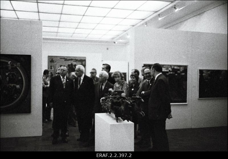 EKP Keskkomitee büroo liikmed Kunstihoones [Aasta ülevaatenäitust] tutvustab kunstiteadlane I. Teder. Kohal ka kunstnikud E. Okas, E. Põldroos jt.