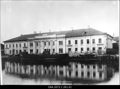 Tartu linna seltsimaja Auriku tänavas Emajõe ääres, jõel aurupaat  duplicate photo