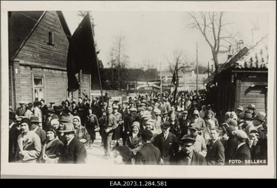 Esimese mai rahvusvahelise töörahvapüha demonstratsioon Tartus 01.05.1931, rongkäik Jakobi ja Laia tänava nurgal  duplicate photo