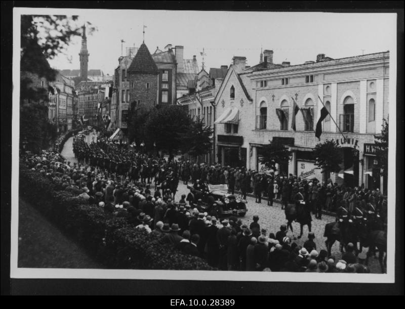 Poola president Ignacy Mościcki autos Viru tänaval.