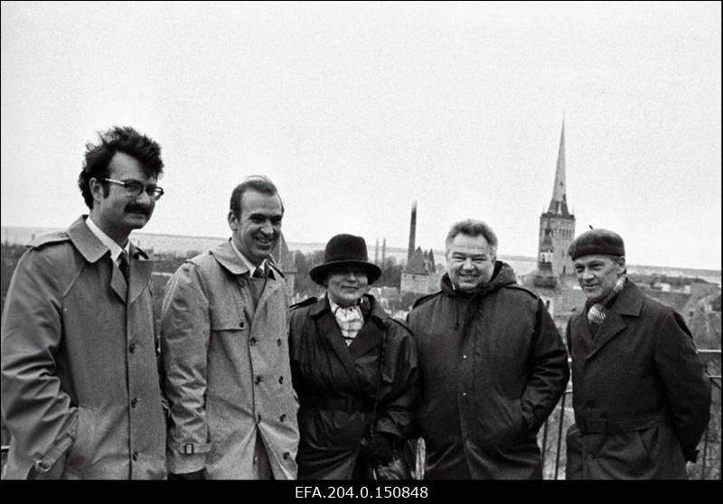 Ameerika Ühendriikide astronaut John Fabian ( vasakult esimene) ja kahekordne Nõukogude Liidu kangelane Georgi Gretško Tallinna vanalinnas.