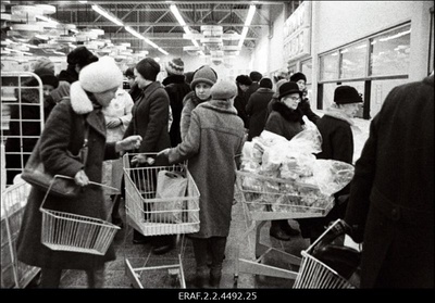 Vaade müügisaalidele ja personalile "Kaubahalli" avamiselt Tallinna Vanalinnas Ujula tänaval  similar photo