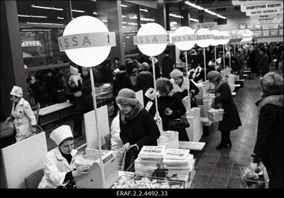 Vaade müügisaalidele ja personalile "Kaubahalli" avamiselt Tallinna Vanalinnas Ujula tänaval  similar photo