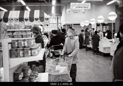 Vaade müügisaalidele ja personalile "Kaubahalli" avamiselt Tallinna Vanalinnas Ujula tänaval  similar photo