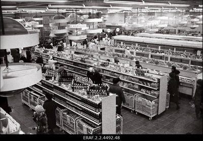 Vaade müügisaalidele ja personalile "Kaubahalli" avamiselt Tallinna Vanalinnas Ujula tänaval  similar photo