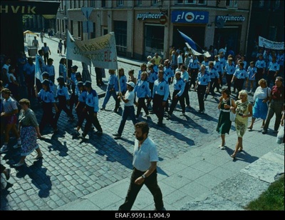 Eesti Üliõpilaste Ehitusmaleva 1988. aasta (25. aastapäeva) hooaja avamise ürituse rongkäik Tallinna vanalinnas  similar photo