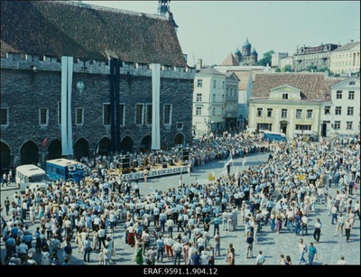 Eesti Üliõpilaste Ehitusmaleva 1988. aasta (25. aastapäeva) hooaja avamise üritus Raekoja platsil  similar photo