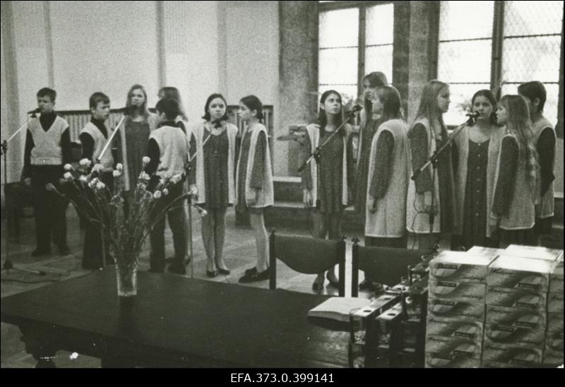 Kilingi-Nõmme Keskkooli lastekoor esinemas Mustpeade Majas Aasta õpetaja austamisel.