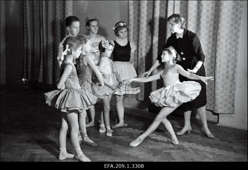 Pärnu I kultuurimaja noorte balletiringi liikmed tunnis.