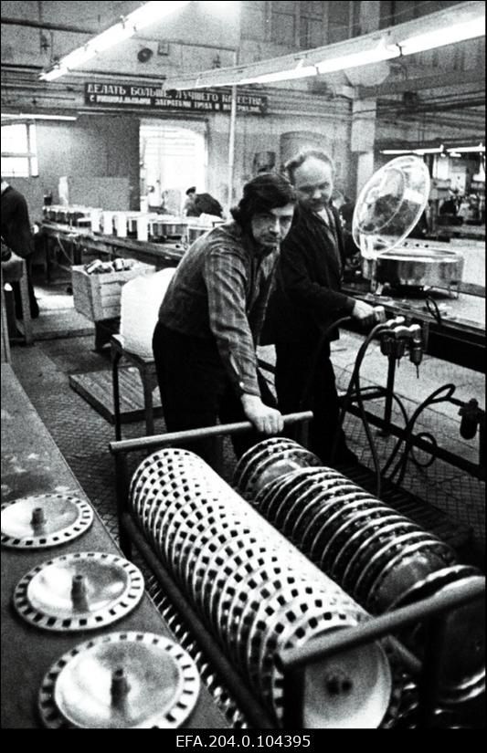 Pärnu Masinatehase montaažiosakonna brigadir Aleksander Kuzmin ja lukksepp Vladimir Baronov monteerivad koorelahutajaid.