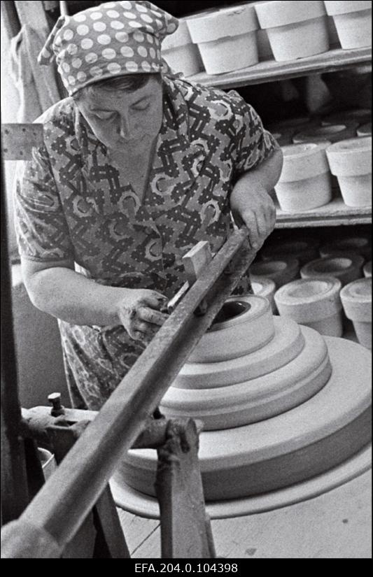 Pärnu Ehitusmaterjalide Tehase tarbekeraamikatsehhi tööline Tiiu Kolk töötamas.