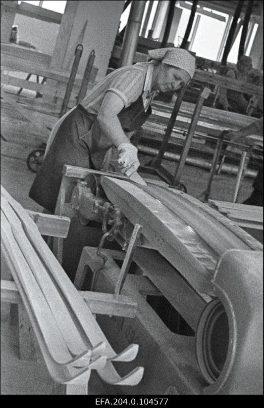 Puidukombinaadi "Viisnurk" lihvija Valve Sommer töötamas.