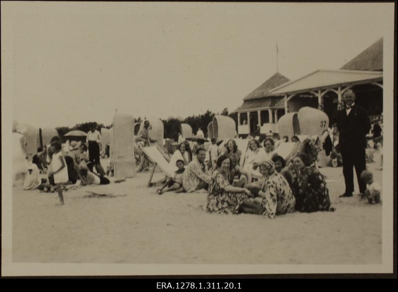 Välisdiplomaatide ringreis Eestis juulis 1931. Inimesed Pärnu rannal