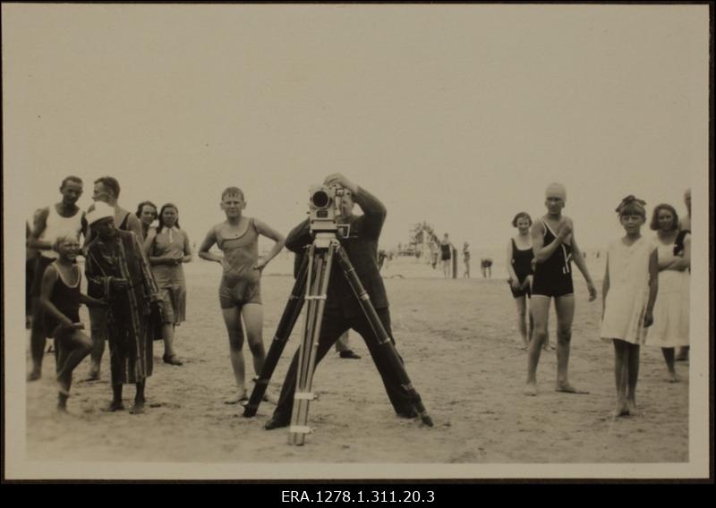 Välisdiplomaatide ringreis Eestis juulis 1931. Suplejad ning fotograaf Pärnu rannas.