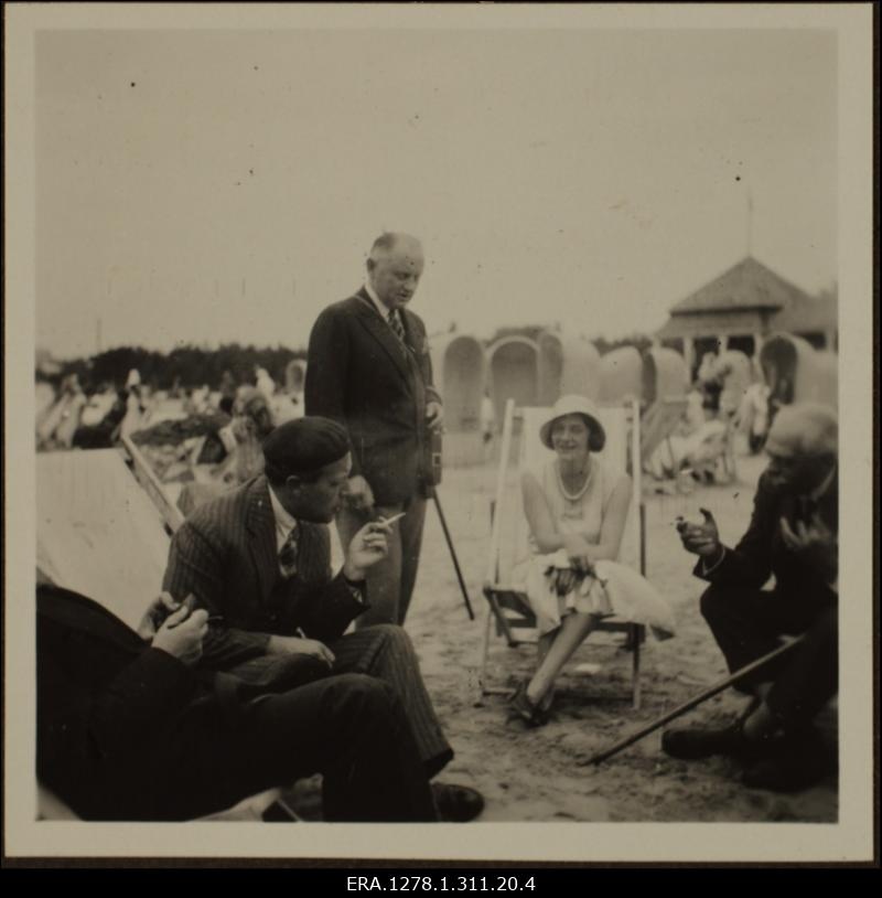 Välisdiplomaatide ringreis Eestis juulis 1931. Diplomaadid rannatoolides suitsetamas