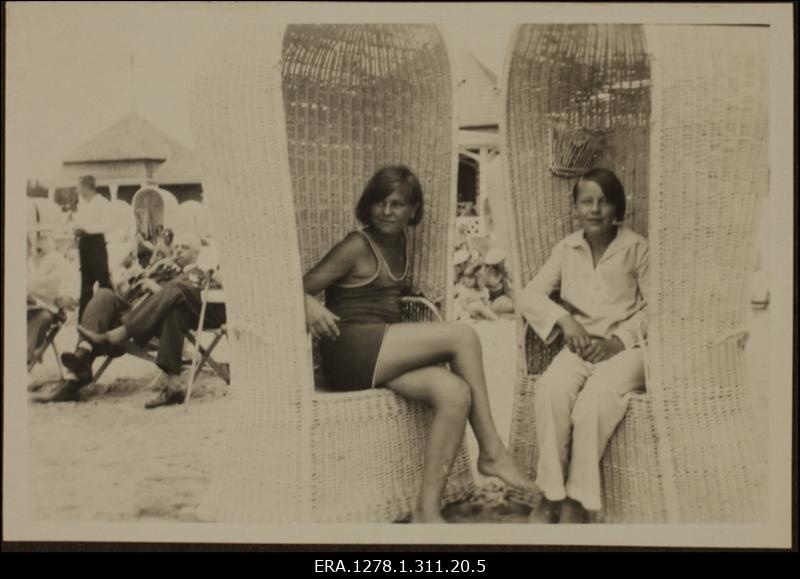 Välisdiplomaatide ringreis Eestis juulis 1931. Tüdrukud rannatoolides Pärnus