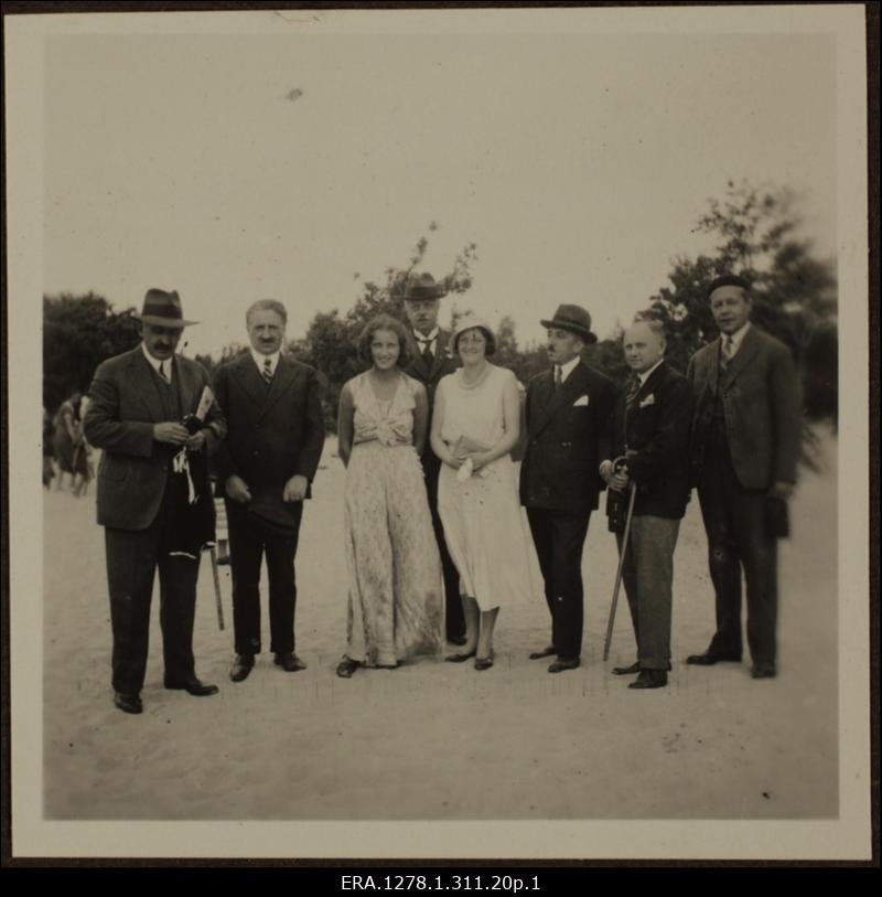 Välisdiplomaatide ringreisist Eestis juulis 1931 osalejad Pärnu rannas poseerimas