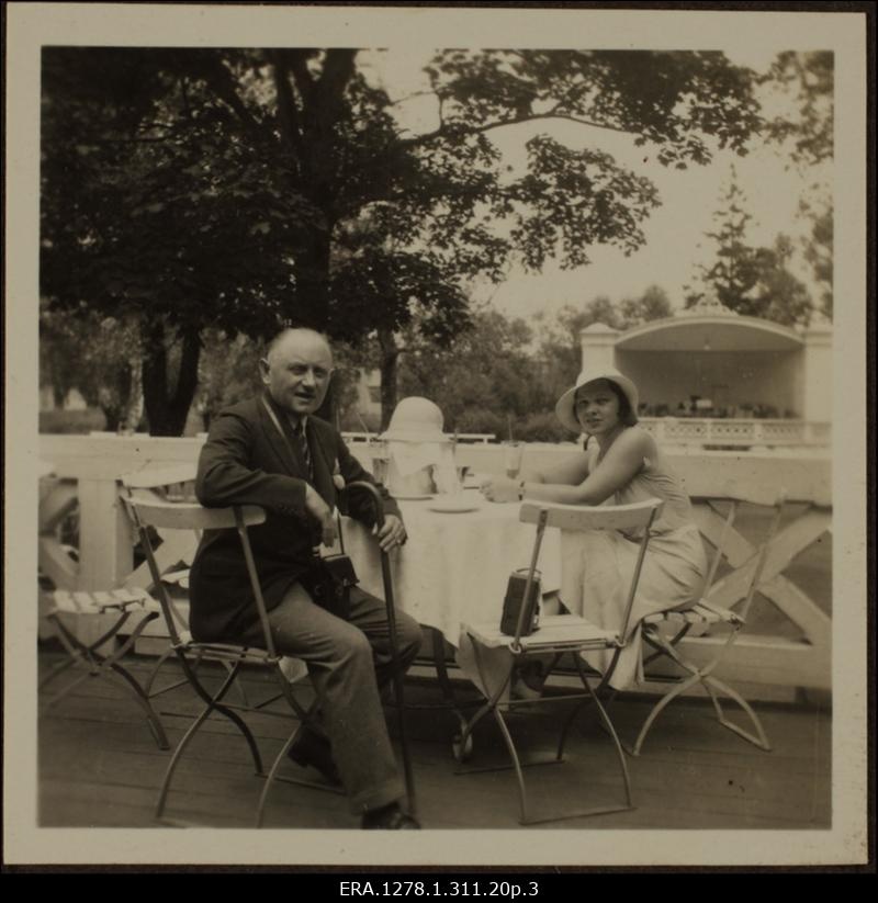 Välisdiplomaatide ringreisil Eestis juulis 1931osalevad mees ning naine laua taga istumas