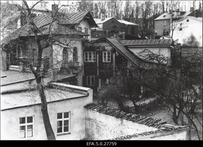 Hooned Gustav Adolfi tänaval, mis lähevad lammutamisele instituutide hoone ehitamise tõttu.  duplicate photo