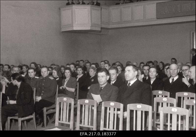 Suure Sotsialistliku Oktoobrirevolutsiooni 27. aastapäeva pidulik koosolek teatri Ugala saalis.