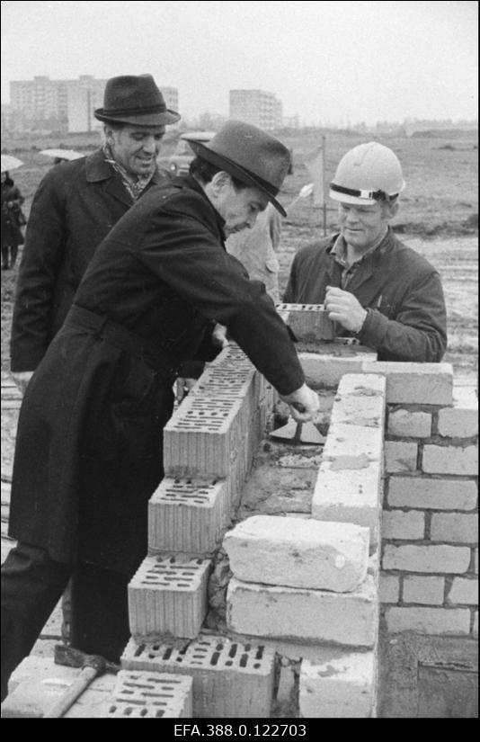 Viljandi trükikoja "Kiir" nurgakivi paigaldavad Eesti NSV Riikliku Kirjastuste Polügraafia ja Raamatukaubanduse Komitee esimees Lembit Kaik, EKP Viljandi Rajoonikomitee esimene sekretär Rein Elvak ja Viljandi Mehhaniseeritud Ehltuskolonni brigadir Rein Ojakäär.