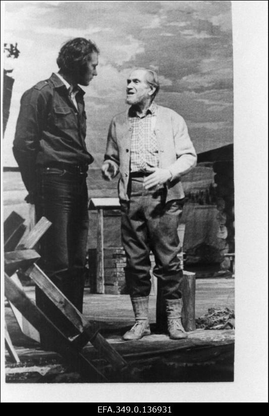 Stseen H. Luige näidendist "Tuled sa tagasi?" Viljandi Draamateatris "Ugala". Aksel - Andres Tabun ja Vanaisa - Eero Neemre.