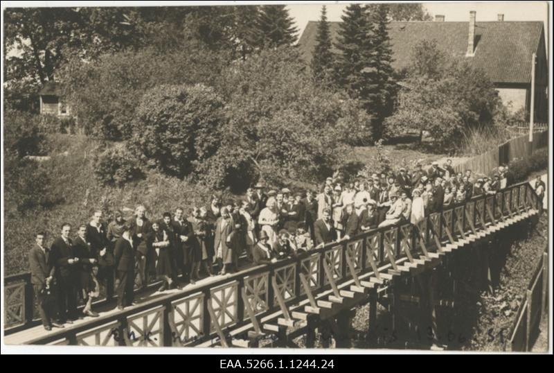 Eesti Noorsoo Karskusliidu suvepäevad Viljandis. Grupifoto sillal