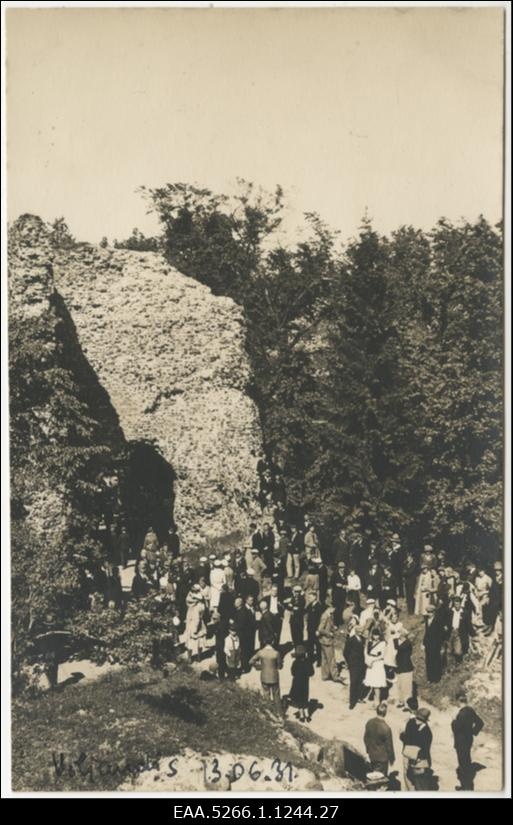 Eesti Noorsoo Karskusliidu suvepäevad Viljandis. Grupifoto Viljandi lossivaremete taustal