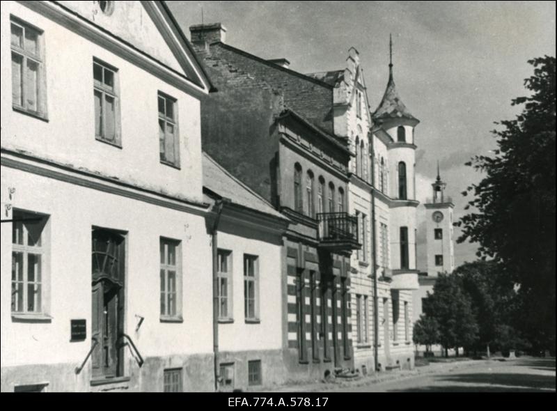 Viljandi Muuseum (vasakult), arhiiv ja Viljandi Kultuurharidustöö Kool (endine Grand Hotell) J. Tombi nimelise platsi ääres.