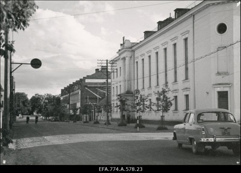 Vaade Viljandi kultuurimajale Tallinna tänaval.