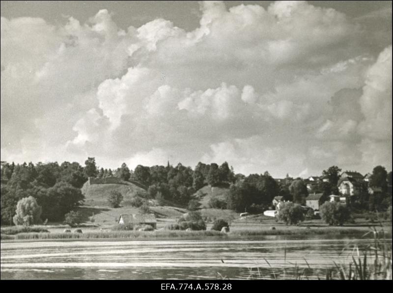 Vaade üle Viljandi järve Lossimägedele.