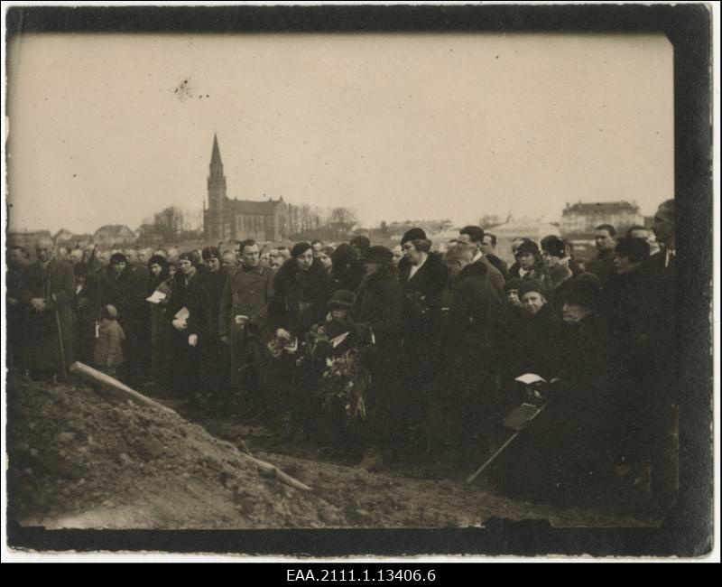 Major Otto Oidermanni ümbermatmine Viljandi Vabadussõjas langenute ühiskalmistule märtsis 1936. Omaksed haua kõrval, taustal Viljandi Pauluse kirik