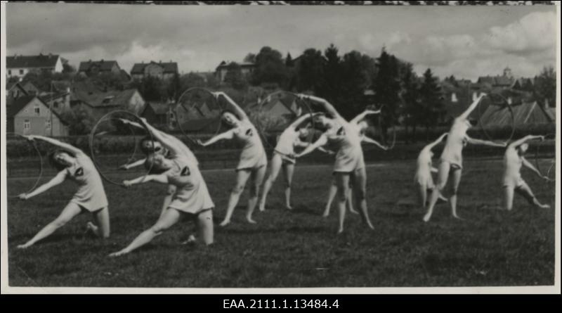 Naiskodukaitse üleriigilised suvepäevad Viljandis 10.-11.06.1939, võimlejad staadionil harjutamas, tausatks vaade Viljandile