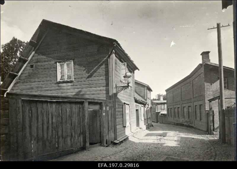 Baeri tänava alumine lõik Jakobi tänavaga ristumise suunas, paremal Baeri 2 hoone.