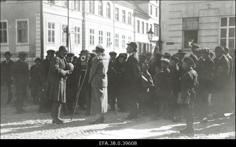 Filmi Noored kotkad filmimine ülikooli peahoone ees.