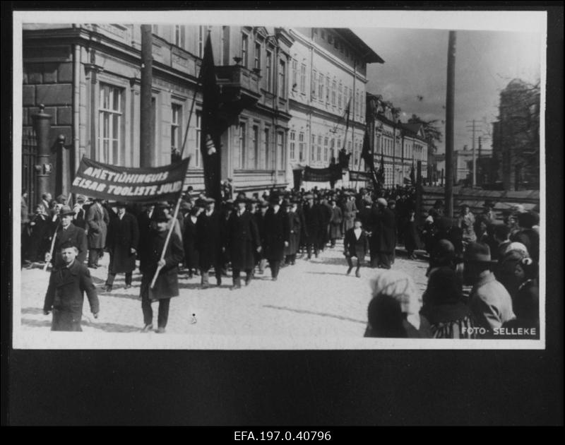 1. mai demonstratsioon Laia ja Jakobsoni tänava nurgal.
